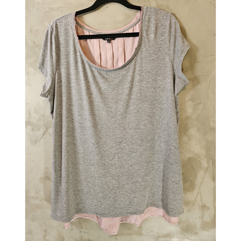 DH3 Size XL Gray and Pink Scoop Neck Short Sleeve Pleated Back Top